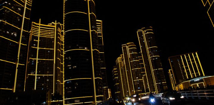 Se ven edificios decorados con luces de neón navideñas en una popular zona comercial de Manila, Filipinas.