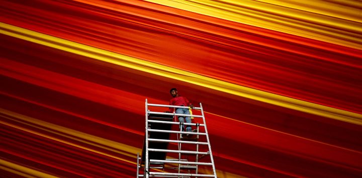 Un trabajador da los toques finales a una mega carpa temporal en medio de los preparativos previos a la visita del primer ministro de la India, Narendra Modi, a lo largo de las orillas del Sangam, la confluencia de los ríos Ganges, Yamuna y el mítico Saraswati, en Prayagraj.