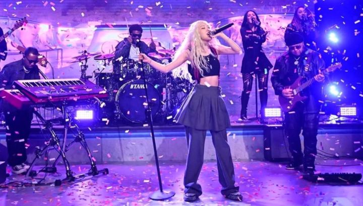 Rosé le enseñó cómo jugar "APT" a Jimmy Fallon e impresionó con su presentación de "Toxic Till The End" en vivo