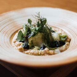 El restaurante premiado Auténtico Mendoza desembarcó en el centro de la Ciudad capital y, de la mano del Chef Gastón Perez, diseñó un menú para Navidad y Año Nuevo de seis tiempos