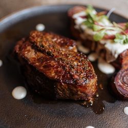 El restaurante premiado Auténtico Mendoza desembarcó en el centro de la Ciudad capital y, de la mano del Chef Gastón Perez, diseñó un menú para Navidad y Año Nuevo de seis tiempos