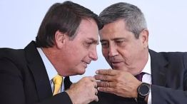 Walter Braga Netto, en una foto de archivo con Bolsonaro. Lo detuvieron en Brasil por la trama del presunto golpe de estado.