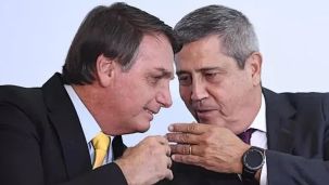 Walter Braga Netto, en una foto de archivo con Bolsonaro. Lo detuvieron en Brasil por la trama del presunto golpe de estado.