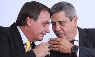 Walter Braga Netto, en una foto de archivo con Bolsonaro. Lo detuvieron en Brasil por la trama del presunto golpe de estado.