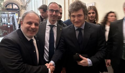 Javier Milei junto a Franco Tirelli, miembro de la Cámara de Diputados de Italia