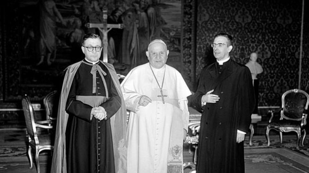 Josemaría Escrivá de Balaguer, el papa Juan XXIII y Mons. Álvaro del Portillo juntos el 5 de marzo de 1960 en la Ciudad del Vaticano