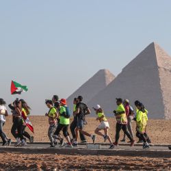 Concursantes corren durante el Medio Maratón de las Pirámides en el punto escénico de las Pirámides de Giza, en Giza, Egipto. | Foto:Xinhua/Ahmed Gomaa