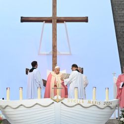 El papa Francisco preside una misa en la Place d'Austerlitz en Ajaccio, como parte de su viaje a la isla francesa de Córcega. | Foto:Tiziana Fabi / AFP