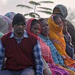La gente viaja en un carro motorizado en una brumosa mañana de invierno en Calcuta, India. | Foto:DIBYANGSHU SARKAR / AFP