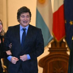 La primera ministra de Italia, Giorgia Meloni, da la bienvenida al presidente de Argentina, Javier Milei, en el Palazzo Chigi antes de su reunión en Roma. | Foto:Andreas Solaro / AFP