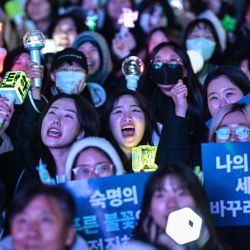 Manifestantes que piden la destitución del presidente de Corea del Sur, reaccionan tras el resultado de la segunda votación para destituir al presidente de Corea del Sur, Yoon Suk Yeol, frente a la Asamblea Nacional en Seúl. | Foto:Anthony Wallace / AFP