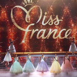 (De izquierda a derecha) Miss Nord-Pas-de-Calais Sabah Aib, Miss Cote-d'Azur Lilou Emeline-Artuso, Miss Guadalupe Moira Andre, Miss Corse Stella Vangioni y Miss Martinica Angelique Angarni-Filopon actúan en el escenario durante el Miss Francia 2025 concurso de belleza en el Arena Futuroscope en Chasseneuil-du-Poitou, centro-oeste de Francia. | Foto:ROMAIN PERROCHEAU / AFP