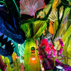 Un juerguista actúa durante el Festival de la Luz en San José, Costa Rica. | Foto:Ezequiel Becerra / AFP