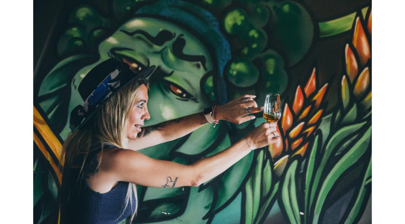 "La Mujer que Rompió Barreras y Creó el Mejor Whisky Artesanal de Argentina"