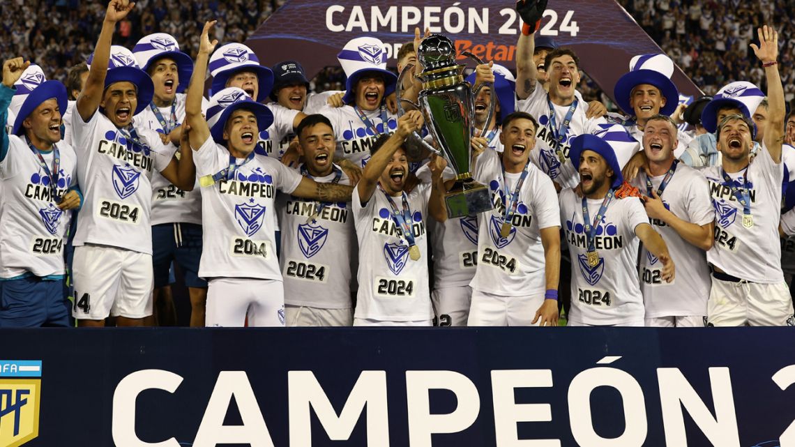 Vélez Sarfield players celebrate with the trophy after winning the Liga Profesional de Fútbol Tournament 2024 ‘César Luis Menotti’ at the José Amalfitani stadium in Buenos Aires on December 15, 2024.