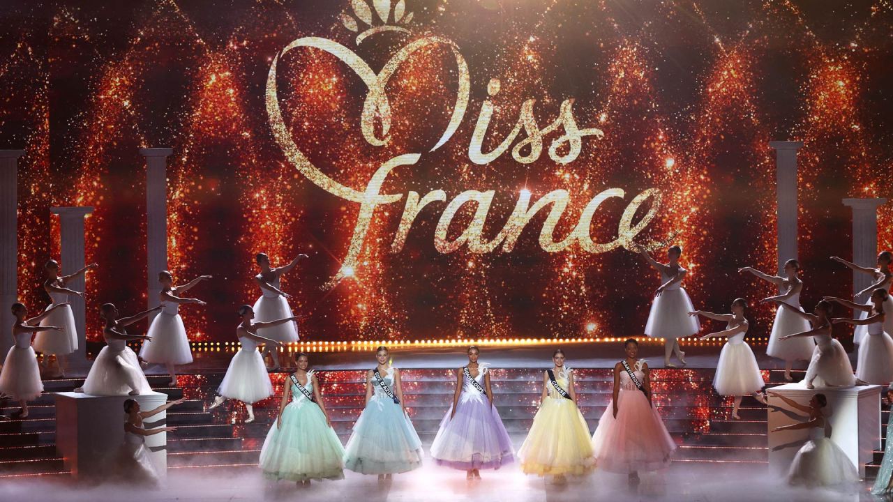 (De izquierda a derecha) Miss Nord-Pas-de-Calais Sabah Aib, Miss Cote-d'Azur Lilou Emeline-Artuso, Miss Guadalupe Moira Andre, Miss Corse Stella Vangioni y Miss Martinica Angelique Angarni-Filopon actúan en el escenario durante el Miss Francia 2025 concurso de belleza en el Arena Futuroscope en Chasseneuil-du-Poitou, centro-oeste de Francia. | Foto:ROMAIN PERROCHEAU / AFP