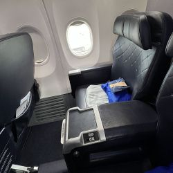 Experiencias de viaje en Copa Airlines: disfrutar de la Clase Ejecutiva y descansar entre conexiones en el Copa Club de Tocumen.