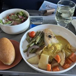 Experiencias de viaje en Copa Airlines: disfrutar de la Clase Ejecutiva y descansar entre conexiones en el Copa Club de Tocumen.