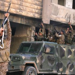 Combatientes antigubernamentales celebran en una calle de Maaret al-Numan, en la provincia de Idlib, en el noroeste de Siria. | Foto:Abdulaziz Ketaz / AFP