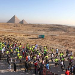 Concursantes corren durante el Medio Maratón de las Pirámides en el punto escénico de las Pirámides de Giza, en Giza, Egipto. | Foto:Xinhua/Ahmed Gomaa