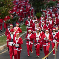 Corredores vestidos de Papá Noel participan en la carrera navideña "Santa Run" en la Ciudad de México. | Foto:YURI CORTEZ / AFP