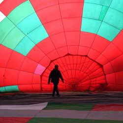 Imagen de una persona vista en el interior de un globo aerostático durante el Festival Internacional del Globo Mitad del Mundo 2024, en el complejo turístico Mitad del Mundo, en la provincia de Pichincha, Ecuador. | Foto:Xinhua/Carolina Endara