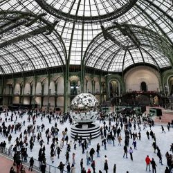 La gente patina en la pista de hielo cubierta más grande del mundo, en el Grand Palais de París, Francia. | Foto:STEPHANE DE SAKUTIN / AFP