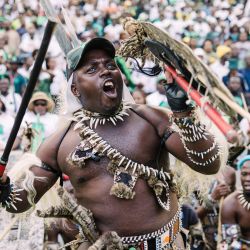 Un amabutho (regimiento zulú) hace un gesto ante los partidarios del partido Umkhonto We Sizwe (MKP) reunidos durante las celebraciones del primer aniversario del partido en el estadio Moses Mabhida en Durban, Sudáfrica. | Foto:RAJESH JANTILAL / AFP