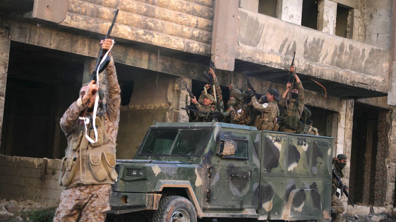 Combatientes antigubernamentales celebran en una calle de Maaret al-Numan, en la provincia de Idlib, en el noroeste de Siria. | Foto:Abdulaziz Ketaz / AFP