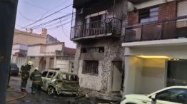 Dos jóvenes tiraron brasas en un contenedor y provocaron el incendio de dos autos y una vivienda