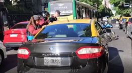 Intervino la Policía de la Ciudad para despertar al taxista.