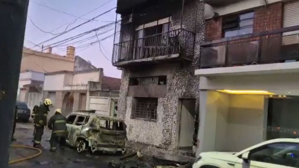 Dos jóvenes tiraron brasas en un contenedor y provocaron el incendio de dos autos y una vivienda