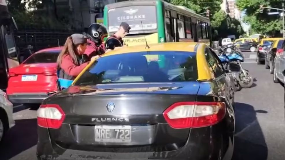 Intervino la Policía de la Ciudad para despertar al taxista.