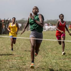 Atletas masai compiten en la carrera femenina de 100 metros durante los Juegos Olímpicos masai 2024 en Kimana. Los Juegos Olímpicos masai son un evento bienal que celebra la cultura masai y promueve la conservación de la vida silvestre al reemplazar la caza tradicional con competencias atléticas inspiradas en las habilidades guerreras masai. | Foto:LUIS TATO / AFP