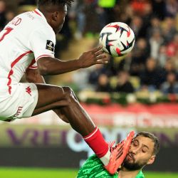 El arquero italiano del Paris Saint-Germain Gianluigi Donnarumma sufre una lesión por parte del defensor marfileño del Mónaco Wilfried Singo durante el partido de fútbol de la L1 francesa entre el AS Monaco y el Paris Saint-Germain en el Estadio Louis II en el Principado de Mónaco. | Foto:Valery Hache / AFP