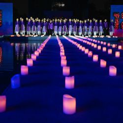 Niños entonan una canción mientras asisten a una vigilia con velas en el Salón Conmemorativo de las Víctimas de la Masacre de Nanjing por los Invasores Japoneses, en Nanjing, capital de la provincia de Jiangsu, en el este de China. | Foto:Xinhua/Ji Chunpeng