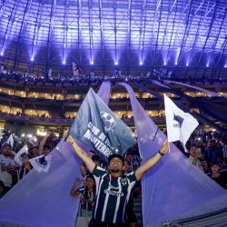 Un aficionado del Monterrey anima antes del partido de vuelta de la final del torneo Apertura de la Liga MX entre Monterrey y América en el Estadio BBVA en Monterrey, Estado de Nuevo León, México. | Foto:Juan Carlos Prieto / AFP