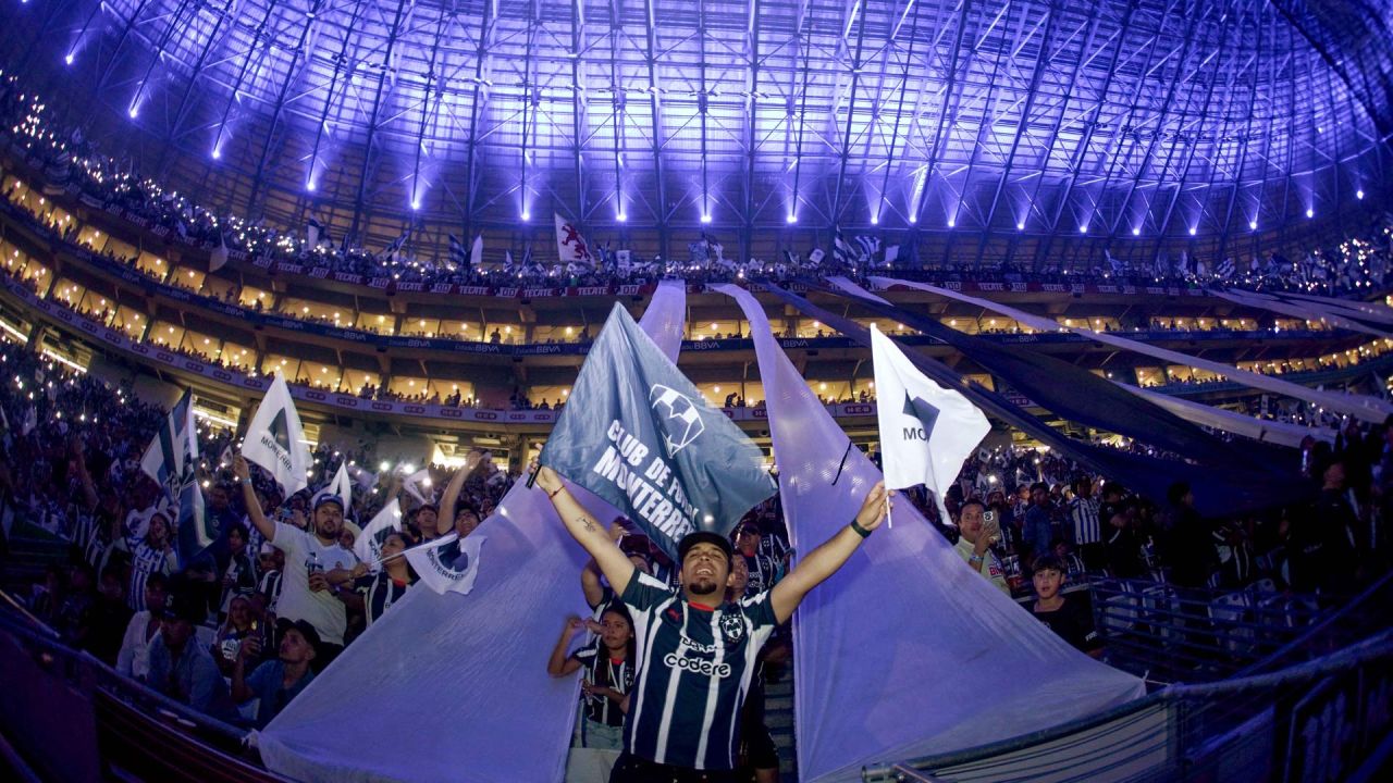 Un aficionado del Monterrey anima antes del partido de vuelta de la final del torneo Apertura de la Liga MX entre Monterrey y América en el Estadio BBVA en Monterrey, Estado de Nuevo León, México. | Foto:Juan Carlos Prieto / AFP