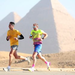Concursantes corren durante el Medio Maratón de las Pirámides en el punto escénico de las Pirámides de Giza, en Giza, Egipto. | Foto:Xinhua/Ahmed Gomaa