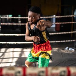 El boxeador profesional Prince Larbi, también conocido como Prince The Buzz Larbi, entrena en el gimnasio de boxeo Will Power en el barrio de Jamestown en Accra, Ghana. | Foto:OLYMPIA DE MAISMONT / AFP