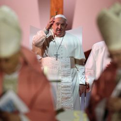 El papa Francisco preside una misa en la plaza de Austerlitz en Ajaccio, como parte de su viaje a la isla francesa de Córcega. | Foto:PASCAL POCHARD-CASABIANCA / AFP