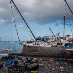 En Dzaudzi, en el territorio francés de Mayotte, en el océano Índico, se ven escombros en el mar después de que el ciclón Chido azotara el archipiélago. | Foto:DIMITAR DILKOFF / AFP