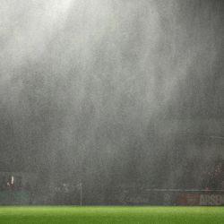 La delantera sueca número 17 del Arsenal, Lina Hurtig, observa la lluvia durante el partido de fútbol del grupo C de la UEFA Champions League femenina entre el Arsenal y el Bayern de Múnich en Meadow Park, en el norte de Londres. | Foto:Adrian Dennis / AFP