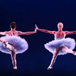 Los bailarines de Les Ballets Trockadero de Monte Carlo ensayan antes del estreno mundial de la "Sinfonía" de Durante Verzola en el Teatro Joyce de la ciudad de Nueva York. | Foto:CHARLY TRIBALLEAU / AFP