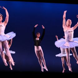 Los bailarines de Les Ballets Trockadero de Monte Carlo ensayan antes del estreno mundial de la "Sinfonía" de Durante Verzola en el Teatro Joyce de la ciudad de Nueva York. | Foto:CHARLY TRIBALLEAU / AFP