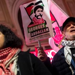 Los manifestantes gritan consignas con un cartel que dice "Liberen a Georges Abdallah" durante una manifestación para exigir la liberación del activista propalestino libanés Georges Ibrahim Abdallah, en Toulouse, suroeste de Francia. | Foto:Matthieu Rondel / AFP
