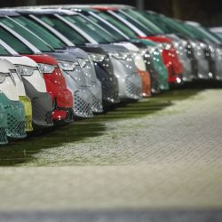 Los nuevos vehículos VW ID Buzz, microbuses totalmente eléctricos de Volkswagen Vehículos Comerciales, se ven estacionados junto a la planta de vehículos comerciales del fabricante de automóviles alemán en Hannover, en el norte de Alemania. | Foto:RONNY HARTMANN / AFP