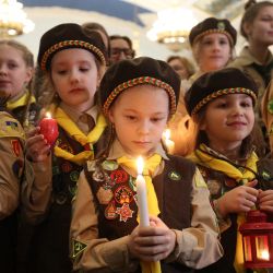 Los scouts de la Organización Nacional de Scouts de Ucrania "Plast" sostienen la llama de Belén de la paz en la estación de trenes de Kiev, en medio de la invasión rusa en Ucrania. | Foto:Anatolii Stepanov / AFP