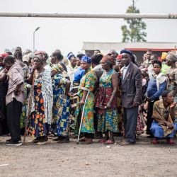 Los votantes hacen cola para elegir a los representantes del campamento de desplazados internos de Bulengo, en las afueras de Goma. Los desplazados internos eligieron a sus representantes en el campamento, donde viven más de 40.000 personas que huyeron del conflicto del M23 que ha obligado a cientos de miles de civiles a huir de sus hogares. | Foto:Jospin Mwisha / AFP