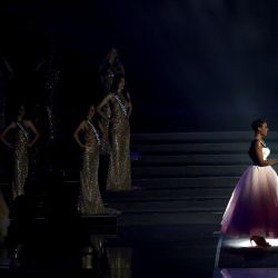 Miss Martinica Angelique Angarni-Filopon y Miss Nord-Pas-de-Calais Sabah Aib esperan el resultado en el escenario durante el certamen de belleza Miss Francia 2025 en el Arena Futuroscope en Chasseneuil-du-Poitou, centro-oeste de Francia. | Foto:ROMAIN PERROCHEAU / AFP